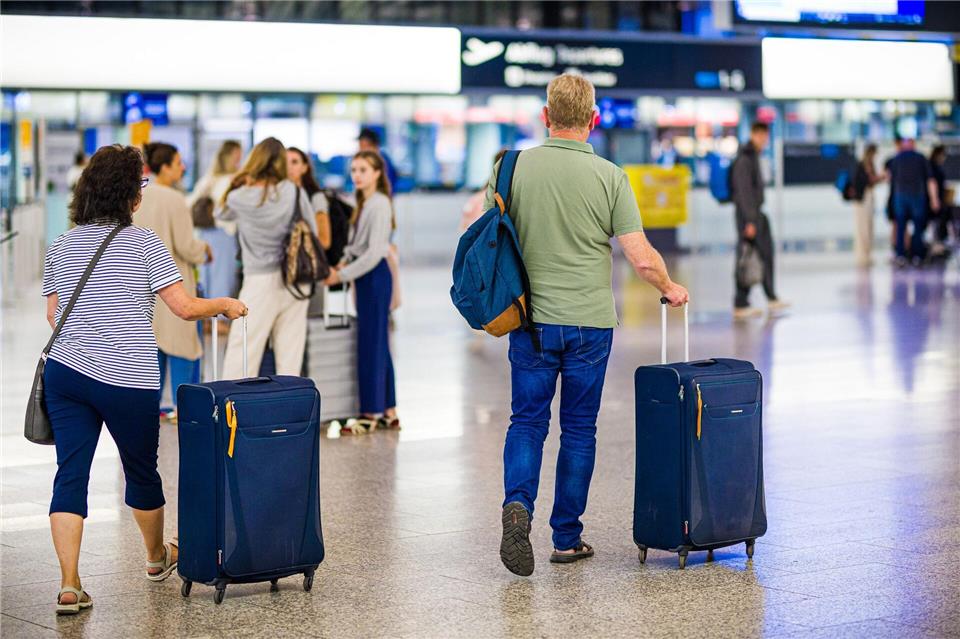 Zeit für die Urlaubsplanung: Menschen aus dem Nordwesten können ab sofort ihre Flüge ab Bremen buchen. (Archivbild)Moritz Frankenberg/dpa