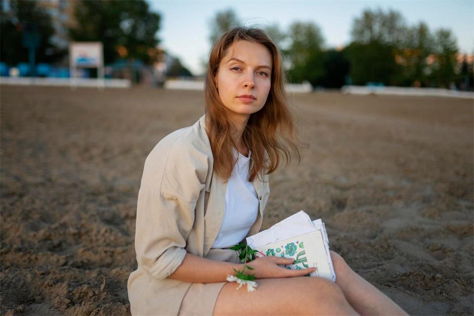 Zeit für ein Buch, Zeit für sich: Einfach zur Ruhe kommen, das wünschen sich viele von ihrem Urlaub.Vyacheslav Chistyakov/Westend61/dpa-tmn