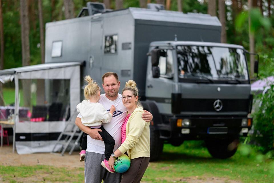 Zeit mit der Familie in der Natur zu verbringen - das zeichnet für viele Campingurlaub aus.Philipp Schulze/dpa