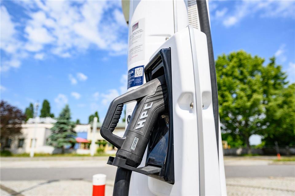 Zeit zum Aufladen: Wer mit dem E-Auto unterwegs ist, kann seine Pausen zum Erfrischen und Laden vorher etwa mit einer Lade-App planen.picture alliance/dpa