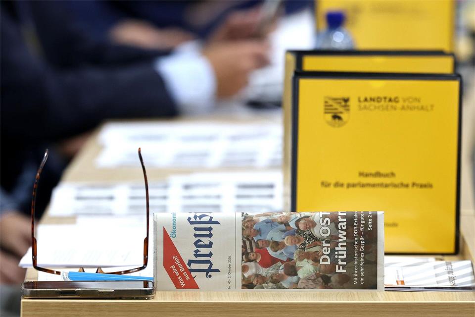 Zeitung auf dem Tisch beim früheren Stasi-Offizier Bischoff.Jan Woitas/dpa pool/dpa