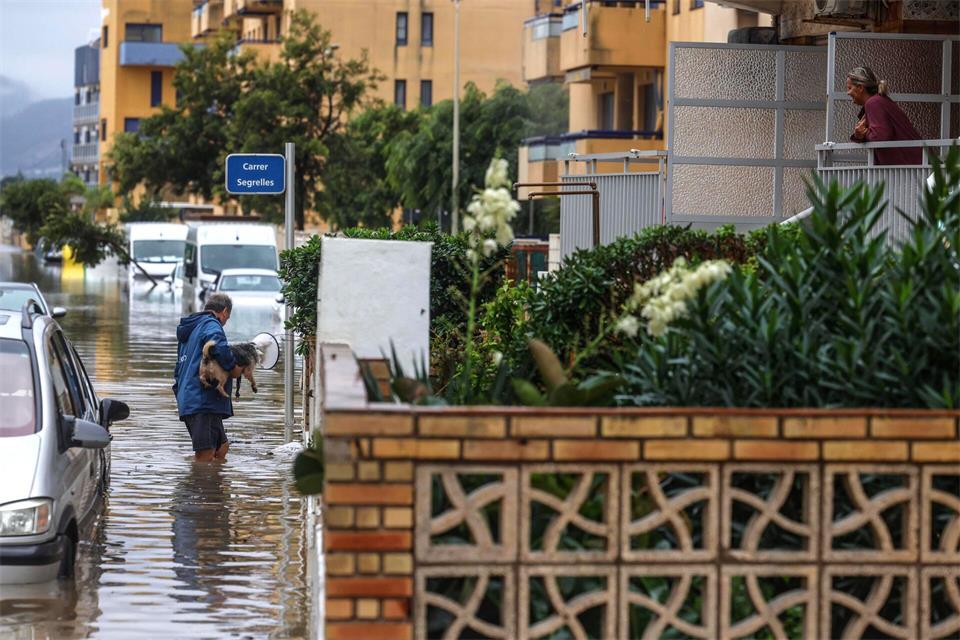 Zeitweise galt in Valencia und auch auf Mallorca Alarmstufe Rot.Rober Solsona/EUROPA PRESS/dpa