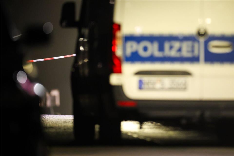 Tödlicher Unfall auf A2 – Ein Mensch stirbt Zeitweise ist die A2 Richtung Magdeburg für den nächtlichen Verkehr voll gesperrt. (Symbolbild)Christoph Reichwein/dpa