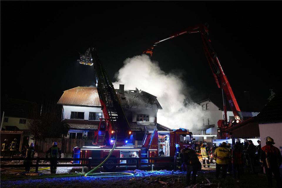 Zeitweise waren 140 Feuerwehrleute im Einsatz, um den Brand in Geisenfeld zu löschen. (Archivbild)Ehsan Monajati/dpa
