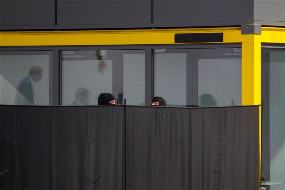 Zeitweise wurden Sichtschutzwände vor dem Angeklagten aufgestellt, weil die Zeugin ihm nicht ins Gesicht sehen wollte.Klaus-Dietmar Gabbert/dpa