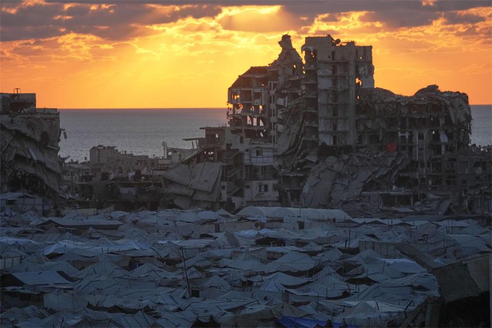 Zelte, in denen vertriebene Palästinenser untergekommen sind, sind inmitten der vom Krieg zerstörten Gebäude in Gaza Stadt zu sehen.Jehad Alshrafi/AP/dpa