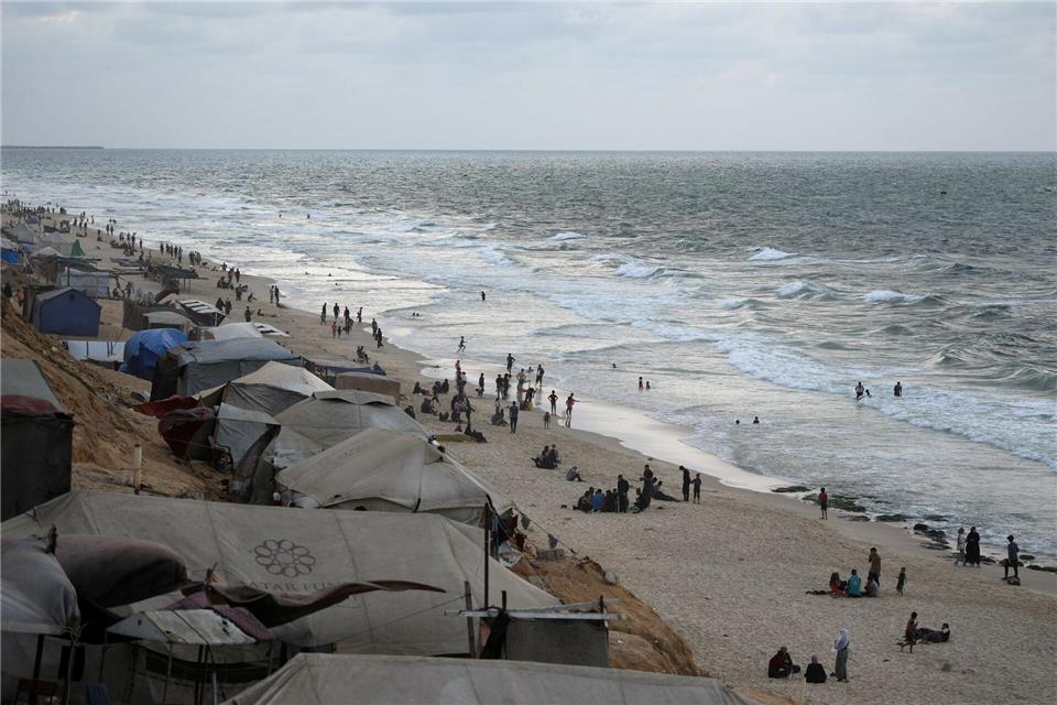 Zeltlager am Strand des Gazastreifens. Abdel Kareem Hana/AP/dpa