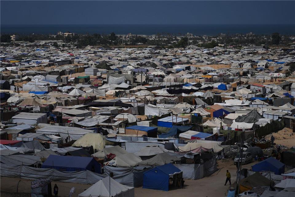 Zeltlager in der sogenannten humanitären Zone im Süden des Gazastreifens. (Archivbild)Jehad Alshrafi/AP/dpa