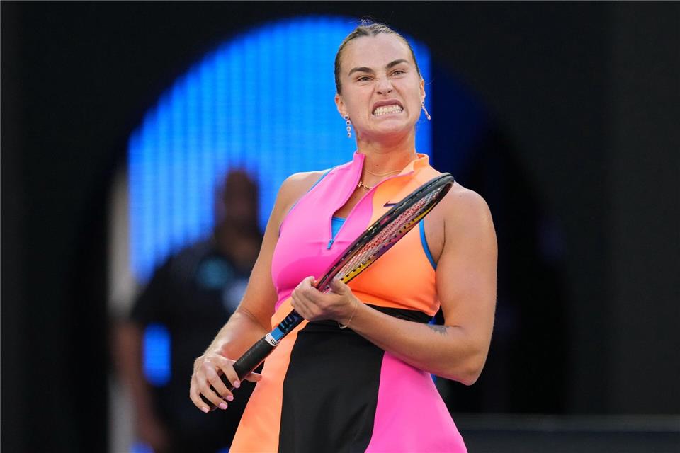 Zerknirscht: Tennis-Topstar Aryna Sabalenka droht im Preisgeld-Streit mit einem Boykott. (Archivbild). Dita Alangkara/AP/dpa
