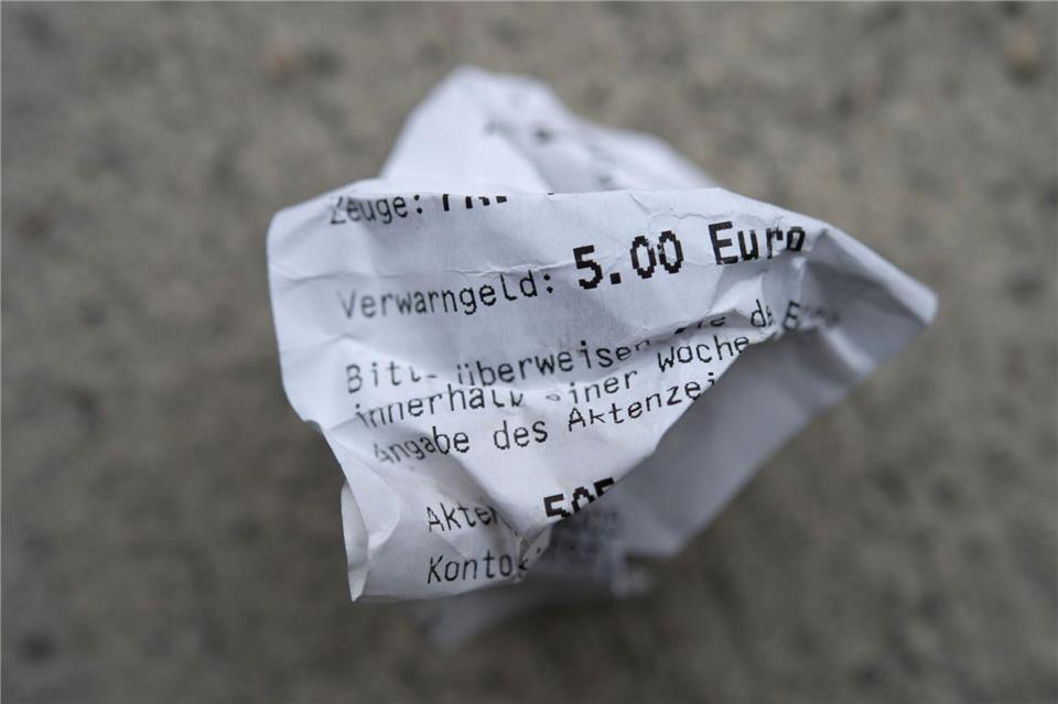 Zerknülltes Knöllchen - eine Prüfung auf Echtheit lohnt sich. (Symbolbild)Marijan Murat/dpa/dpa-tmn