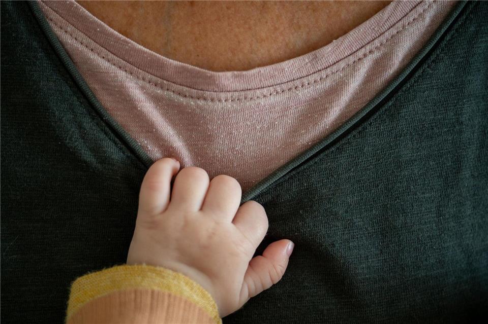 Zerrt nicht nur am Shirt, sondern unter Umständen auch am Rentenkonto: der eigene Nachwuchs.picture alliance/dpa