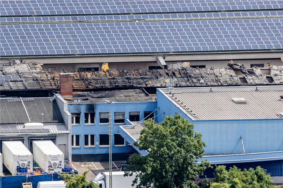 Zerstörte Hallen zeugen vom Großbrand.Christoph Schmidt/dpa