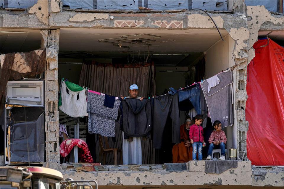 Bilder des Tages Zerstörten Wohnung: Palästinenser sitzen in TrümmernAbdel Kareem Hana/AP/dpa