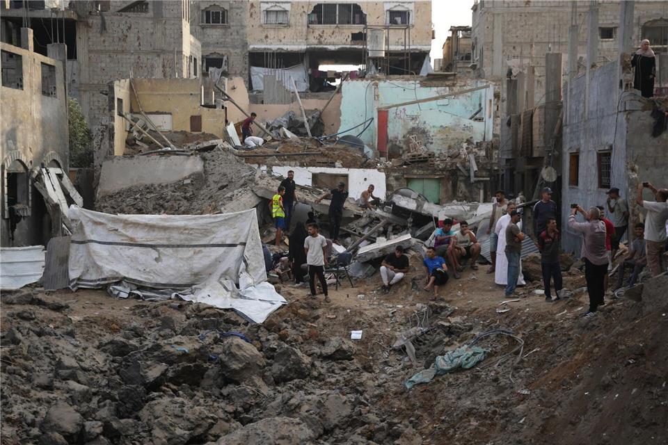 Zerstörung in al-Maghazi: Palästinenser begutachten Schäden nach LuftangriffAbdel Kareem Hana/AP/dpa
