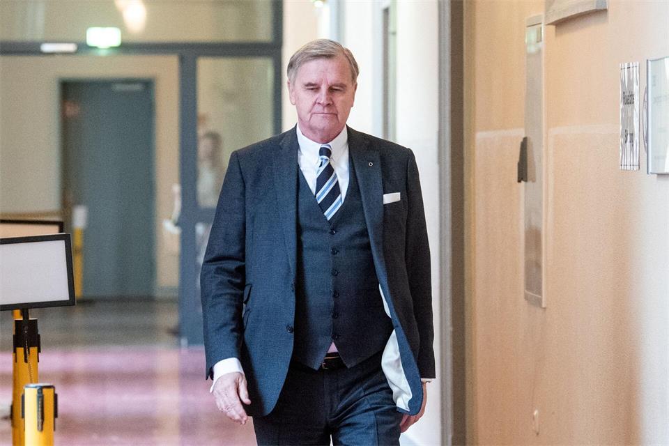 Zeuge Otmar Kury auf dem Weg in den Gerichtssaal.Daniel Bockwoldt/dpa