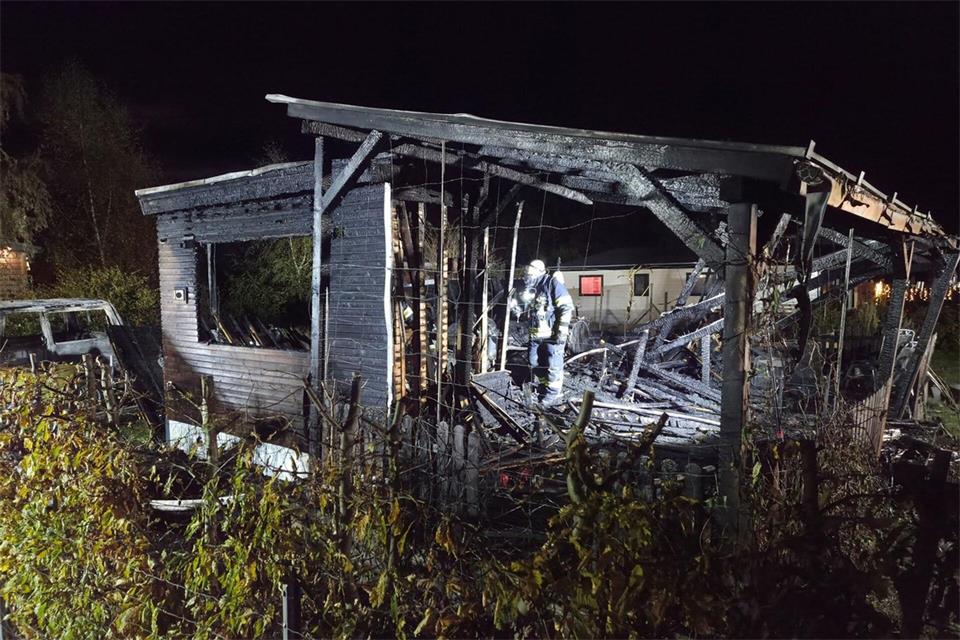 Zeugen berichteten von einer Explosion. ---/Kreisfeuerwehr Rotenburg/dpa
