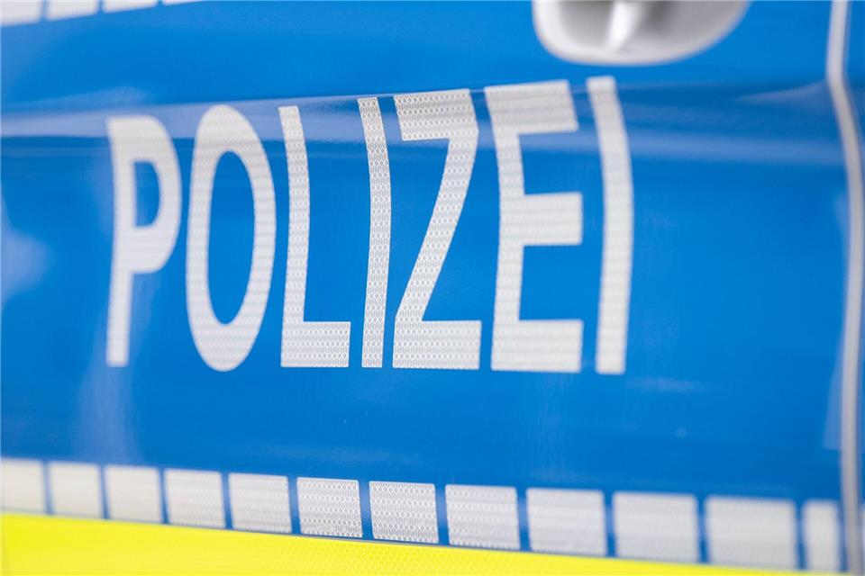 Zeugen hatten die Polizei in der Nacht zu Samstag zu dem Gelände an der Schulenburgallee gerufen. (Symbolbild)Boris Roessler/dpa