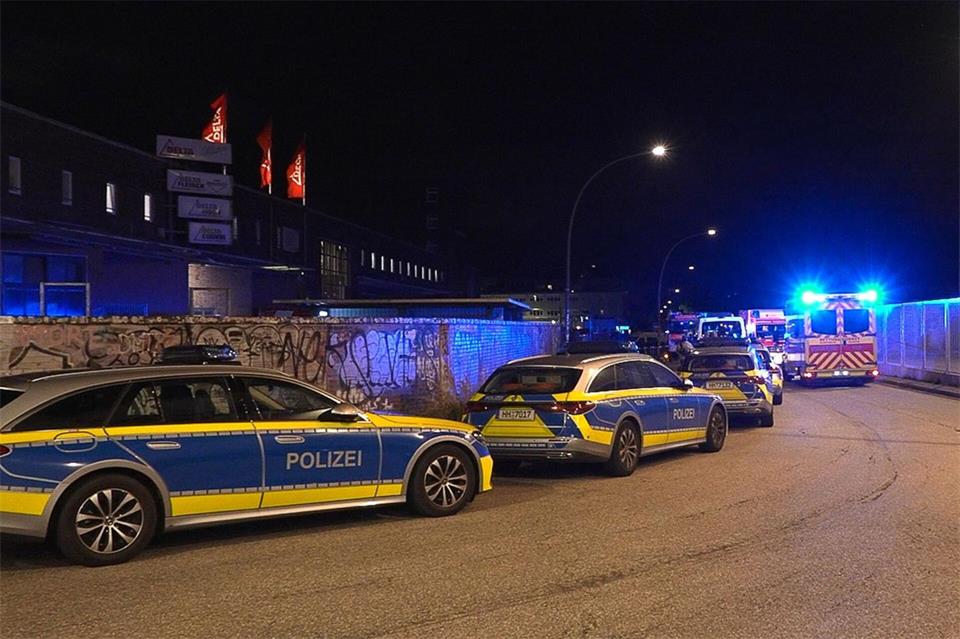 Zeugen hatten die Polizei wegen Schussgeräuschen auf einem Fabrikgelände alarmiert.Sebastian Peters/News5/dpa