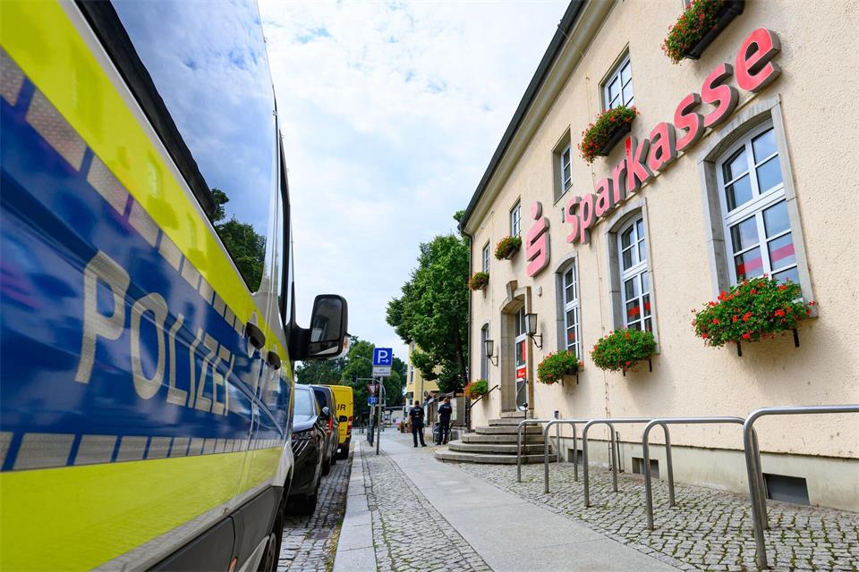 Zeugen sahen Vermummte in ein Fluchtauto steigen. (Archivbild)Patrick Pleul/dpa