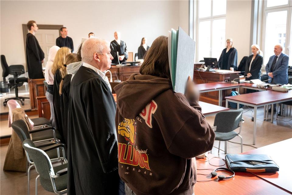 Zeugenaussagen hatten zur Festnahme der Angeklagten geführt.Daniel Bockwoldt/dpa/Daniel Bockwoldt