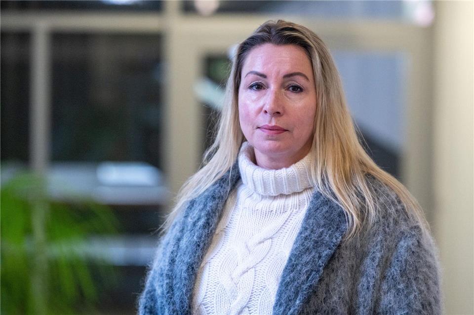 Zeugin im Champagner-Prozess: Nicole Bock trank im Februar 2022 ahnungslos aus einem Champagner-Glas, in dem sich die Droge MDMA befand. Sie schwebte danach in Lebensgefahr und kämpft bis heute mit den körperlichen und psychischen Folgen. Armin Weigel/dpa