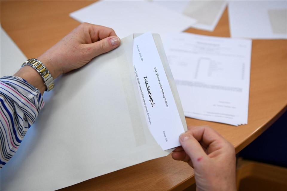 Zeugnisse lösen nicht nur bei Kindern, sondern auch bei Eltern starke Gefühle und Erinnerungen aus.picture alliance/dpa