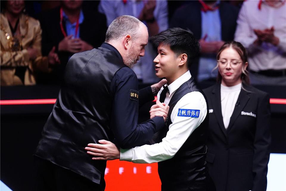 Zhao Xintong (r) besiegt im Finale Mark Williams und wird Weltmeister.Mike Egerton/PA Wire/dpa