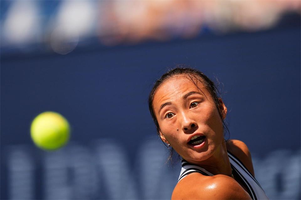 Zheng Qinwen kann ihren Überraschungslauf nicht fortsetzen. Seth Wenig/AP/dpa