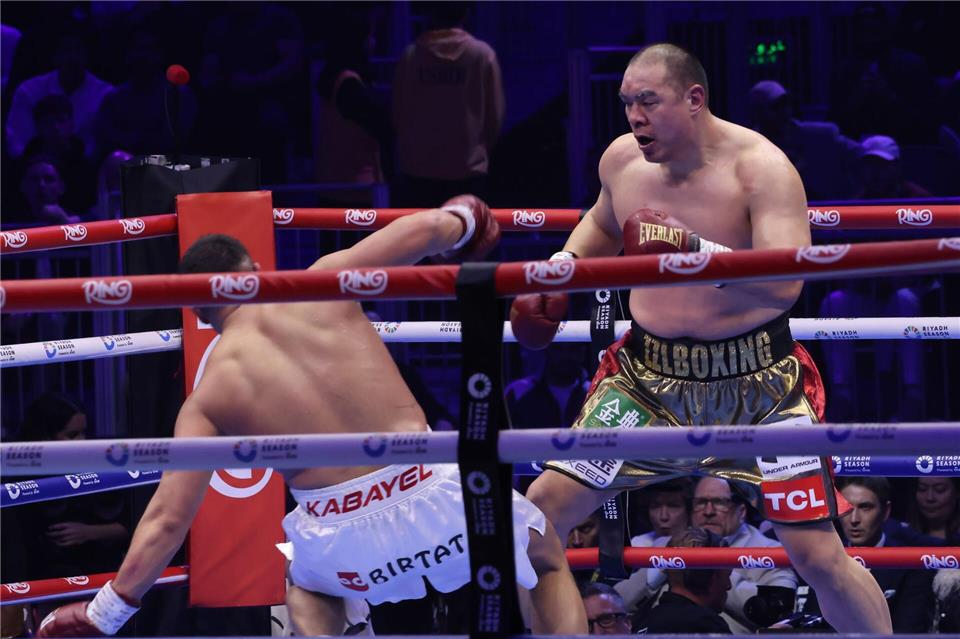 Zhilei Zhang schickt Agit Kabayel (l) kurzzeitig zu Boden. Wang Haizhou/XinHua/dpa