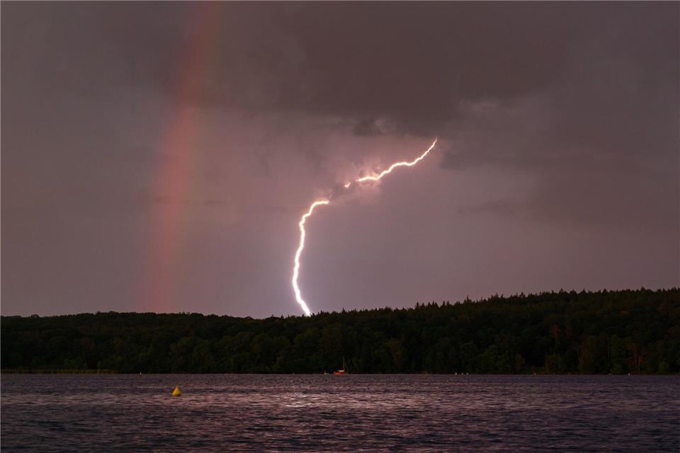 Zieht ein Gewitter heran, ist es erst einmal vorbei mit dem Baden im See. Georg Moritz/dpa/dpa-tmn