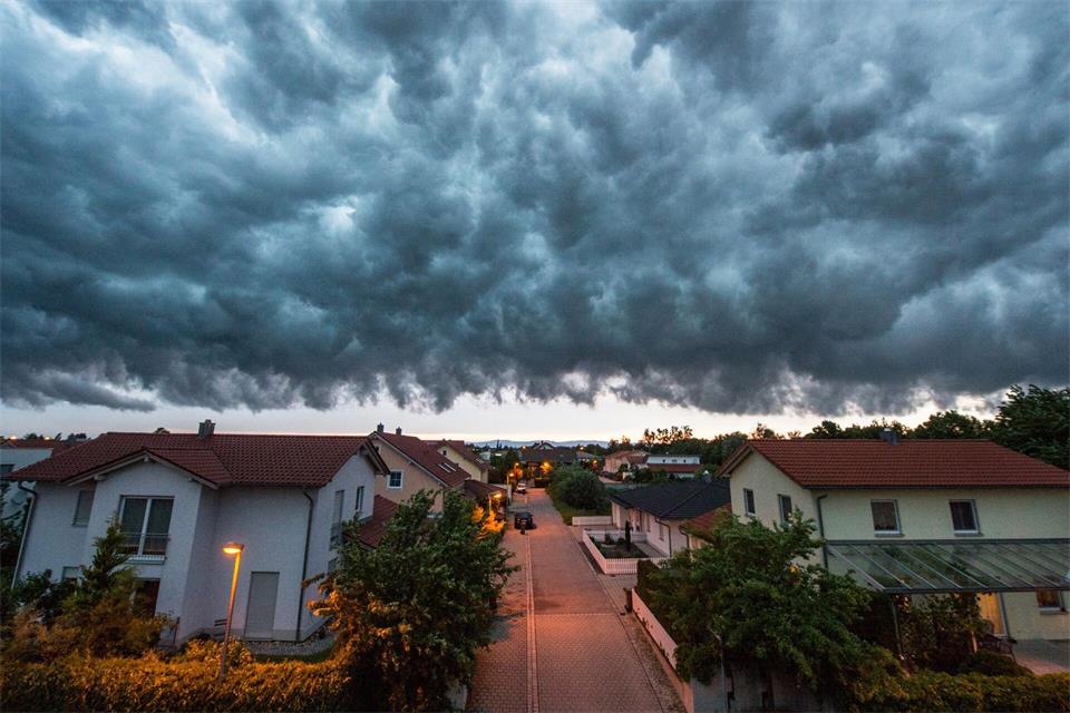 Zieht ein Sturm auf, sollten Blumenkästen, Töpfe, Sonnenschirme und Möbel rechtzeitig hereingebracht oder gesichert werden.picture alliance/dpa