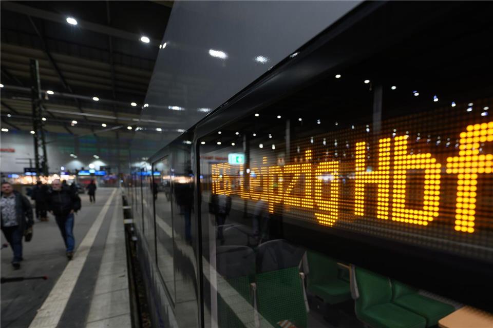 Ziel Leipzig: Der neue Akkuzug steht vor seiner Abfahrt im Hauptbahnhof Chemnitz. Hendrik Schmidt/dpa