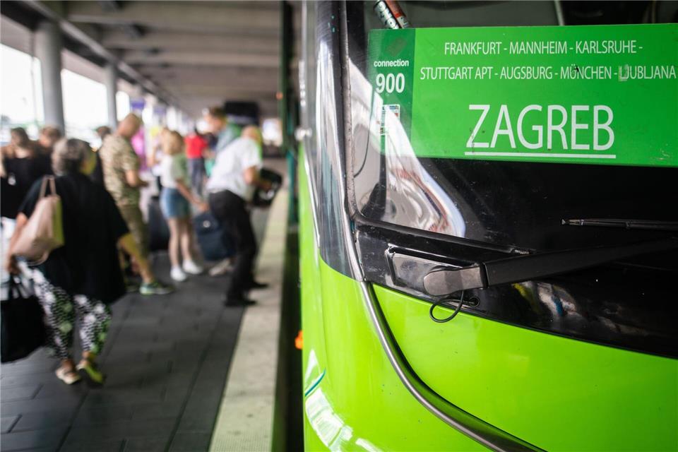 Ziel Zagreb: Wer mit dem Fernbus in Europa reist, statt zu fliegen, ist länger unterwegs aber zahlt meistens weniger.picture alliance/dpa