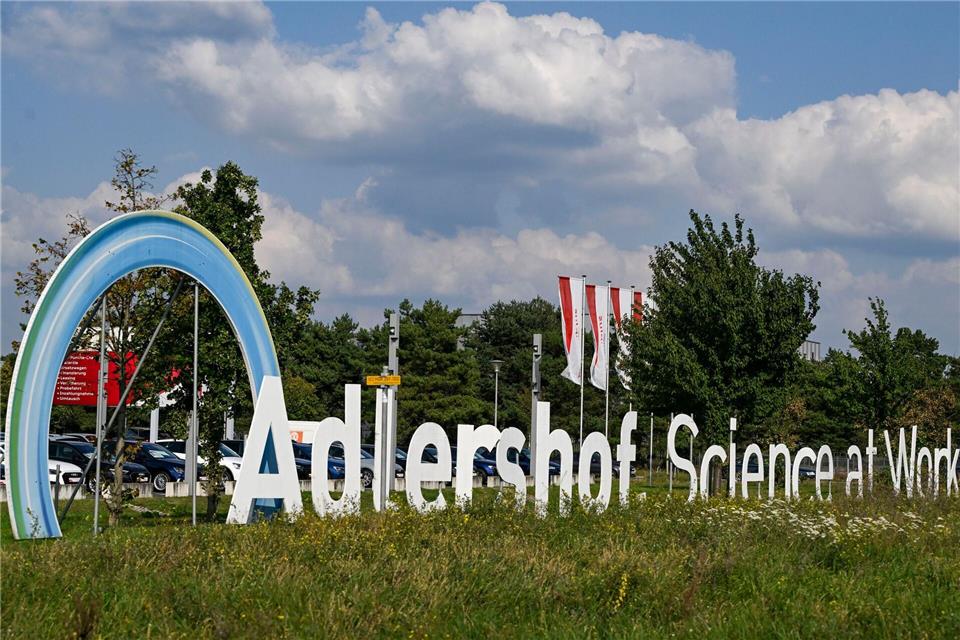 Brandanschlag auf Kabel – Zehntausende weiter ohne Strom Ziel eines Brandanschlags soll laut einem Bekennertext der Technologiepark Adlershof im Südosten Berlins sein.Jens Kalaene/dpa