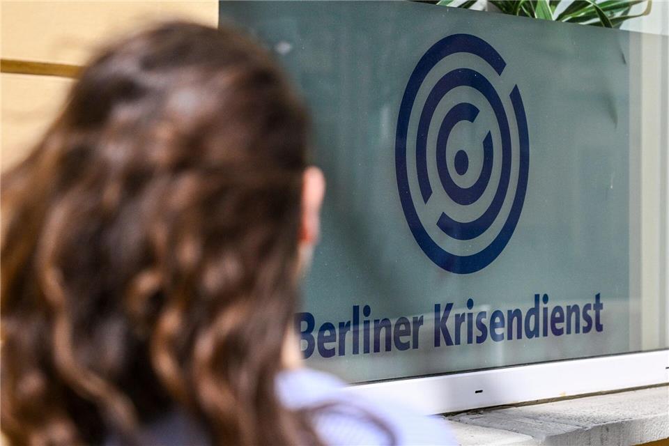 Ziel ist es, Polizisten während schwieriger Einsätze noch enger mit der psychosozialen Krisenhilfe zu verknüpfen. (Symbolbild)Jens Kalaene/dpa