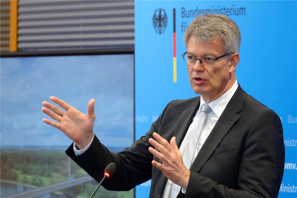 Ziel ist es laut Schnieder, dass die Brücke Ende 2028 wieder befahrbar ist.Henning Kaiser/dpa
