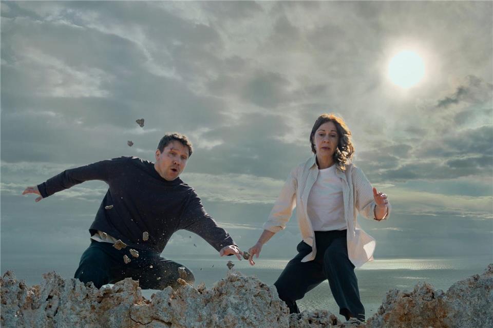 Zielfahnder Lars Röwer (Hanno Koffler, l.) und Hanna Landauer (Ulrike C. Tscharre) sind in einer Szene des Films „Zielfahnder - Kalte Sonne“ auf der Flucht und müssen sich entscheiden, ob sie ins Meer springen. (Handout)Stephan Lacant/ARD Degeto/dpa