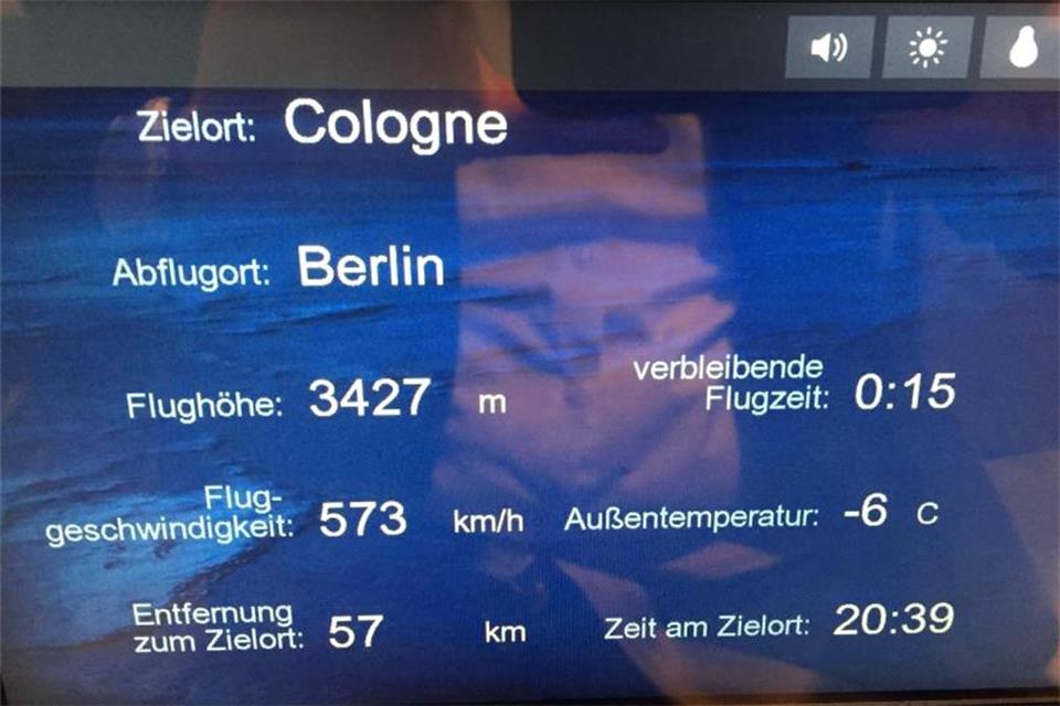 „Zielort: Cologne“ - ein Monitor im Kanzler-Airbus „Konrad Adenauer“, der eigentlich den Zielort Buenos Aires hätte zeigen sollen. Foto: Jörg Blank
