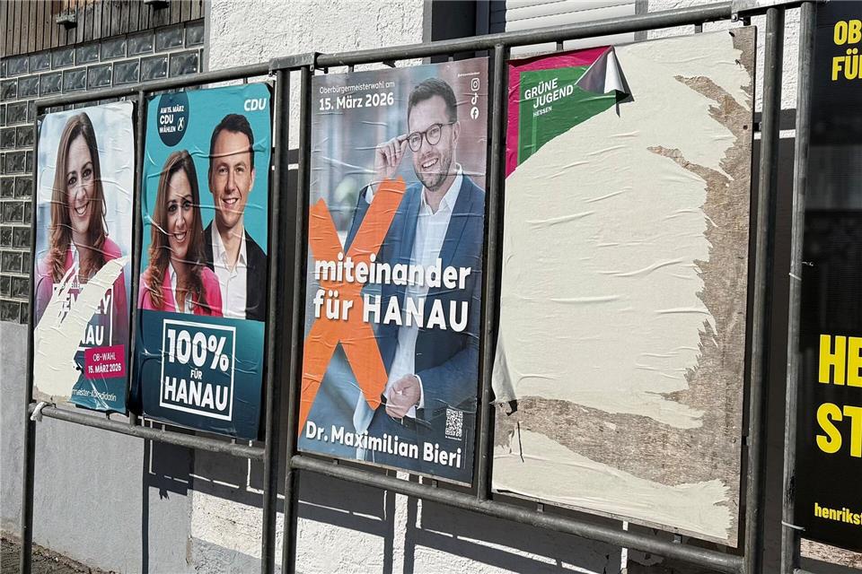Zielscheibe von Vandalismus: Zerrissene und abgerissene Wahlplakate im Kommunalwahlkampf. Michael Bauer/dpa