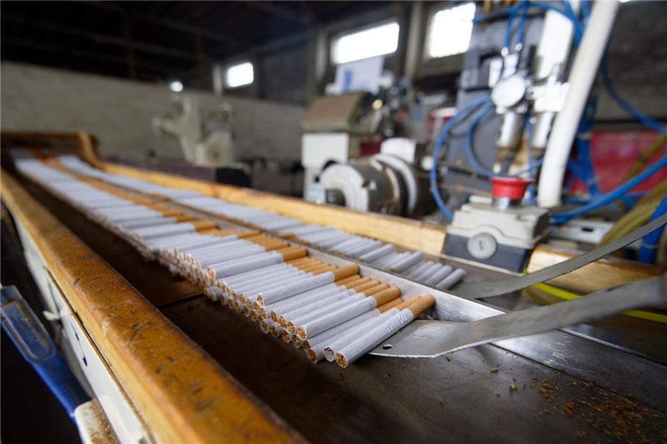 Zigaretten aus einer illegalen Fabrik - von der Zollfahndung bei einer Pressekonferenz ausgestellt (Archivfoto)Henning Kaiser/dpa