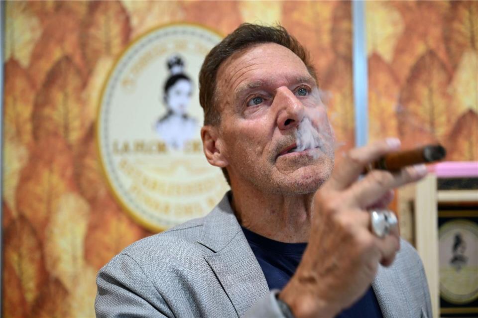 Zigaretten mag er nicht, Zigarren schon - zumindest gelegentlich: Schauspieler Ralf Moeller.Wolf von Dewitz/dpa
