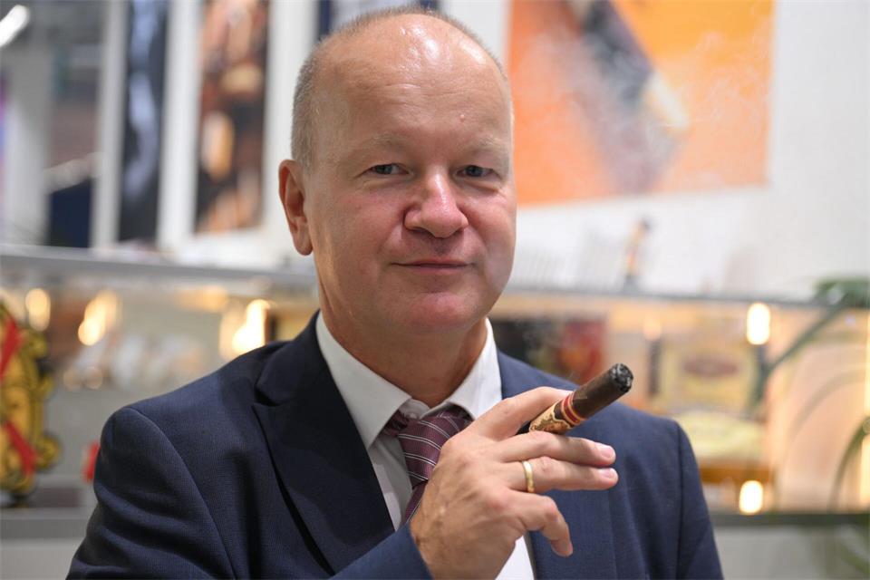Zigarrenlobbyist Bodo Mehrlein hofft darauf, dass die Pläne für eine drastische Tabaksteuer-Anhebung überarbeitet und aufgeweicht werden. Wolf von Dewitz/dpa