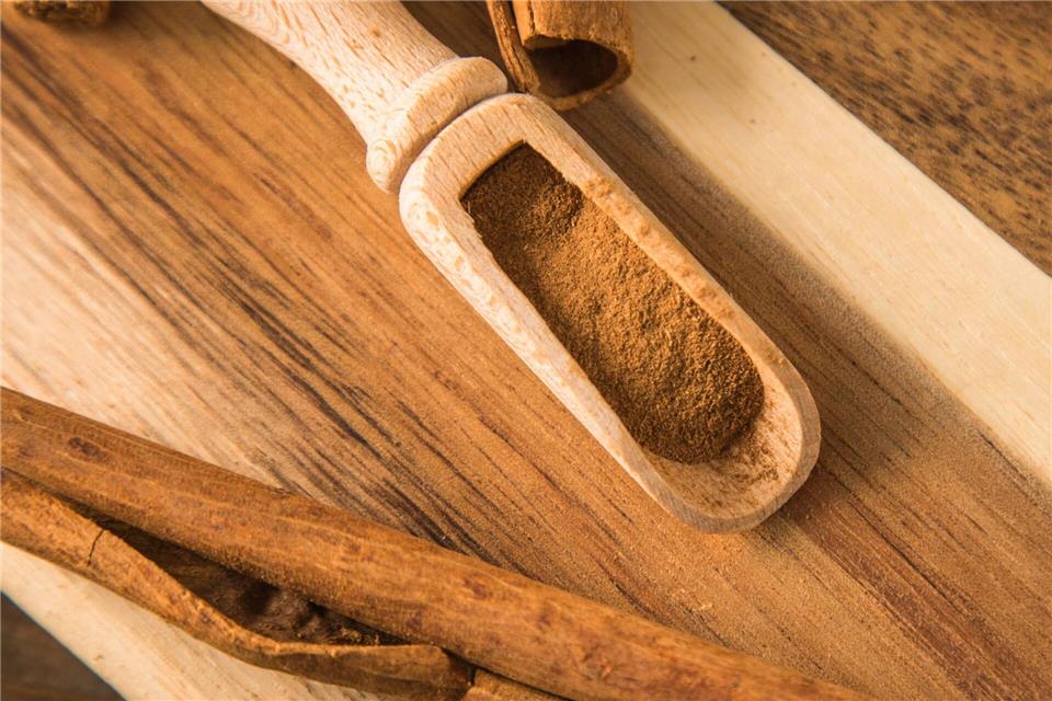 Zimtliebhaber aufgepasst! Wer viel mit Zimt würzt, sollte Ceylon-Zimt bevorzugen, da er deutlich weniger Cumarin als Cassia-Zimt aufweist, ein Aromastoff, der in hohen Mengen leberschädigend wirken kann.Christin Klose/dpa-tmn