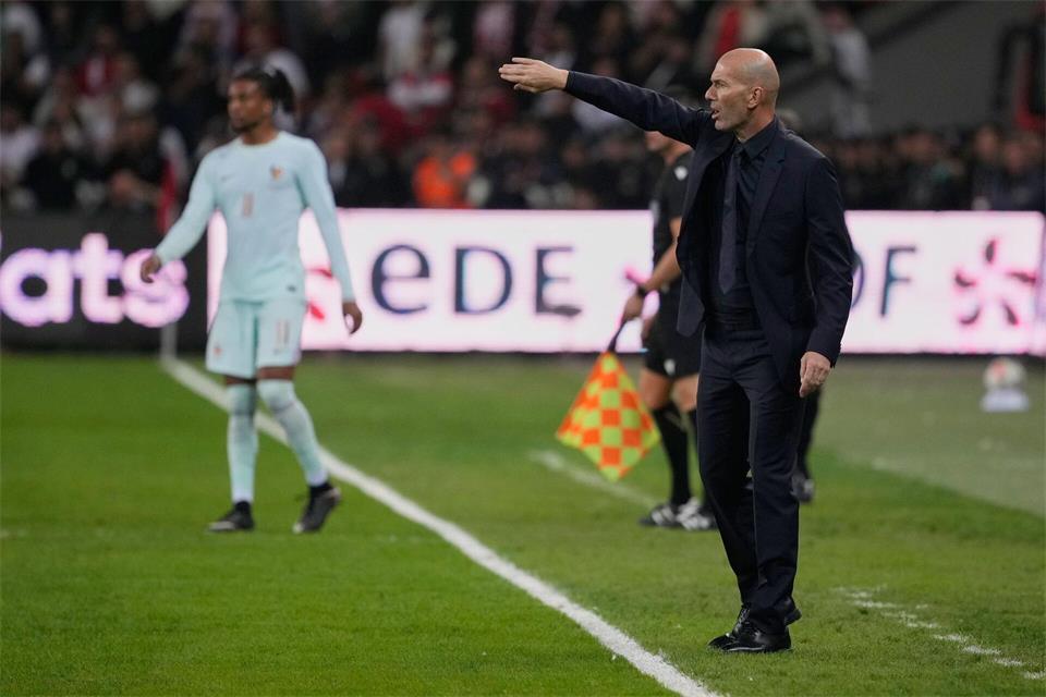Zinedine Zidane hat sein erstes Spiel als französischer Nationaltrainer gewonnen.Khalil Hamra/AP/dpa