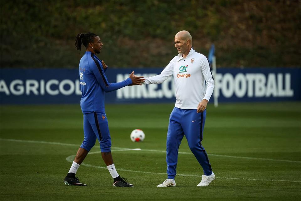 Zinedine Zidane (r) und Michael Olise klatschen sich ab.Thomas Padilla/AP/dpa