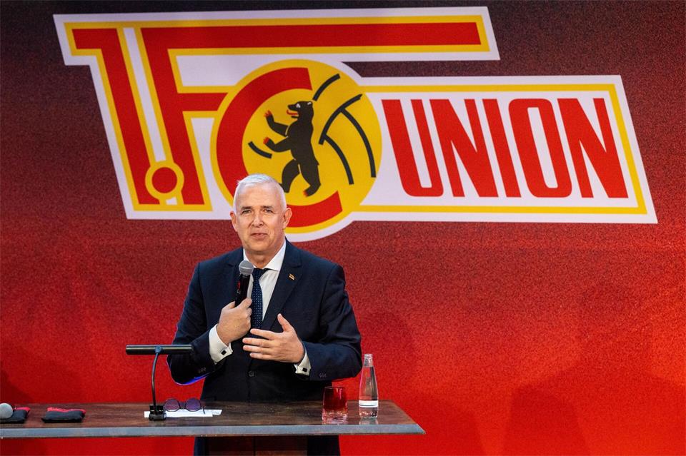 Zingler erklärte die Transferpolitik des Clubs.Matthias Koch/dpa