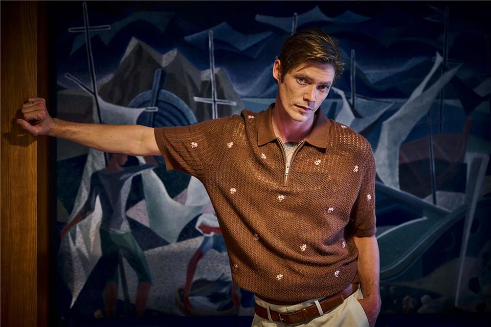 Zipper zu oder auf? Der Reißverschluss ist jetzt wieder häufiger an Oberteilen zu sehen. Hier ein Beispiel von Mey&Edlich (Strickpolo ca. 90 Euro, Ledergürtel ca. 60 Euro, Chino ca. 100 Euro).Mey&Edlich/dpa-tmn