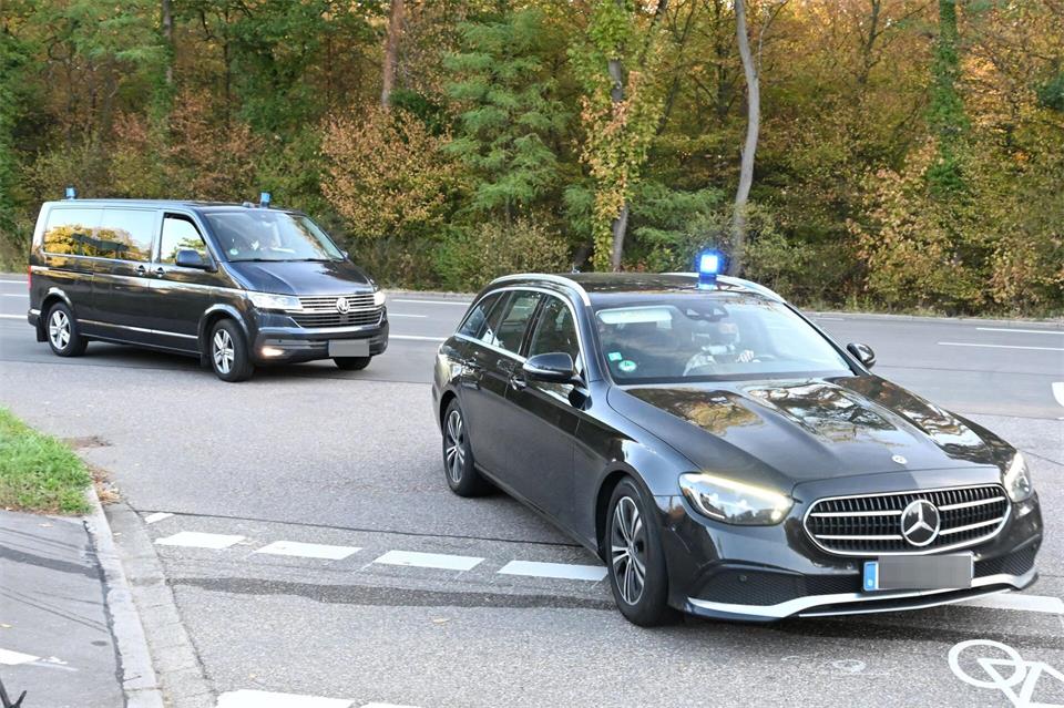 Zivile Polizeifahrzeuge fahren am Vormittag mit Blaulicht auf das Gelände des Bundesgerichtshofes. Ob der unter Spionageverdacht stehende frühere Präsident des Bundesnachrichtendienstes, August Hanning, in einem der Autos sitzt, ist unbekannt.Uli Deck/dpa