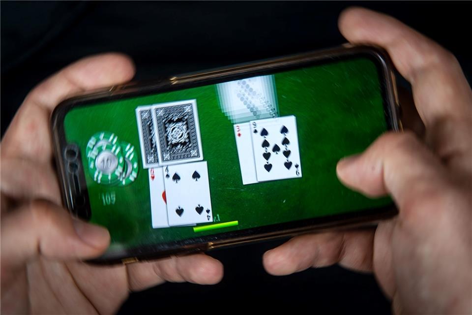 Gericht: Onlinepoker-Gewinn kann steuerpflichtig sein Zocken am Smartphone: Wird der Rahmen einer Hobbytätigkeit überschritten, gilt das Spielen laut Gericht als gewerblich - und damit steuerpflichtig.