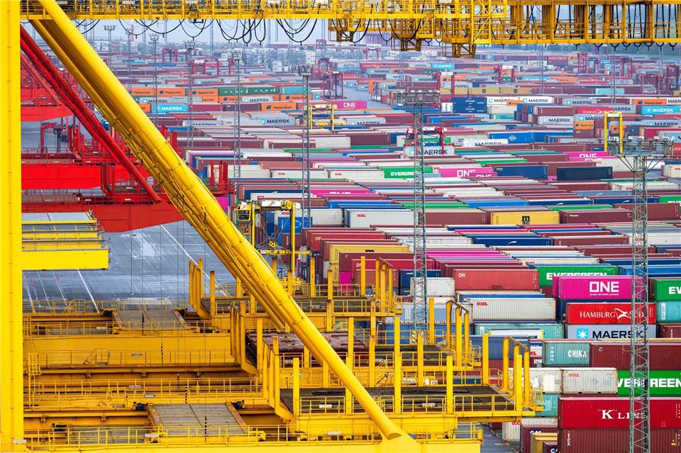 Wenig Hoffnung auf Aufschwung: Exporte schrumpfen weiter Zölle bremsen die Exportnation Deutschland. (Symbolbild)Sina Schuldt/dpa Pool/dpa